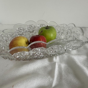 Plat rectangulaire vintage en verre - Verre taillé avec bord festonné, bibelot ou plat de service, élégant verre transparent, VGC