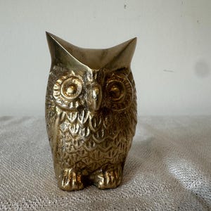 Vintage Solid Brass Owl Figurine – 7.5cm Tall – Wise Owl Paperweight – Brass Animal Ornament – Woodland Decor – Cottagecore Styling