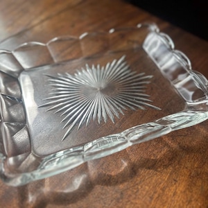 Plat vintage peu profond en verre - 26 x 19 cm verre taillé avec bord festonné et base motif étoile, bibelot ou plateau de service, verre transparent VGC