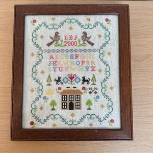 2000年製、アルファベットと家の刺繍、オーク材の額縁入り、伝統的な刺繍の壁掛けアート、33 x 38 cm