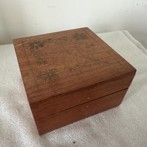 Square Brass Inlaid Hardwood Box – 11.5cm Floral Design – Vintage Catch-All Storage – Jewellery Trinket Box – VGC