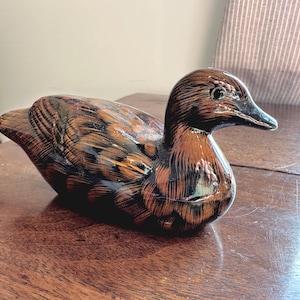 Pato de cerámica vintage pintado a mano / Esmalte marrón detallado / Estilo de cerámica de estudio con marca T / Figura de animal rústica / VGC