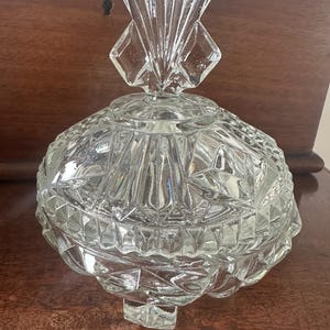 Szklana toaletka Vintage Cut Glass | Pokrywana misa Bon Bon z połowy XX wieku | Słoik na drobiazgi z kryształu na nóżce | 13 x 12 cm