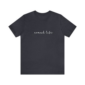 K&ouml;nnte beinhalten: Ein dunkelgraues T-Shirt mit dem Text "nomad life" in wei&szlig;er Kursivschrift.