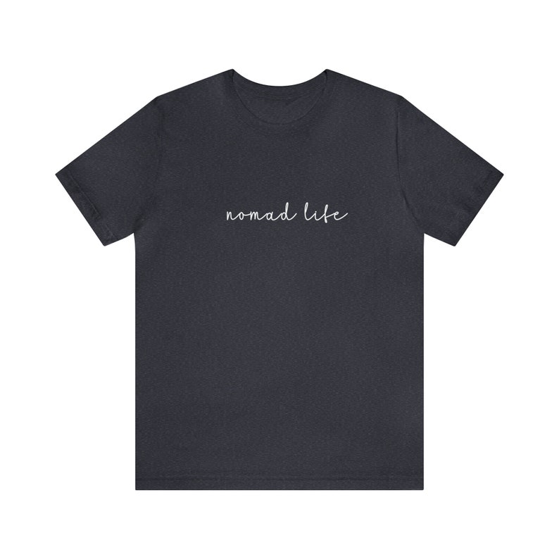 K&ouml;nnte beinhalten: Ein dunkelgraues T-Shirt mit dem Text "nomad life" in wei&szlig;er Kursivschrift.