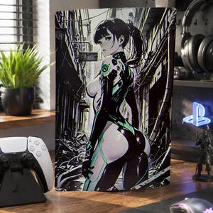 Può includere: Una skin rettangolare per console con un'illustrazione in stile anime ad alto contrasto di un personaggio in una tuta futuristica nera e verde, in piedi in uno stretto vicolo pieno di detriti con linee scure e uno sfondo urbano dettagliato.