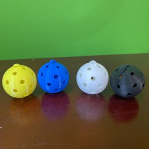 Mini Pickleball Ball Keychain – Fun Gift for Pickleball Players, 3D Printed Keyring, Sports Lover Gift, Pickleball bag Accessory, Llavero
