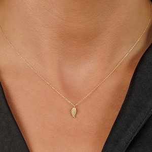 Halsband i massivt guld med änglavinge • Halsband i litet änglavinge i 14K • Litet vingehänge • Smycken för mamma vid missfall • Gåva vid förlust av en närstående
