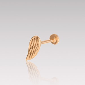 14K ソリッド ゴールド エンジェル ウィング ピアス、ミニマリスト トラガス ピアス、フラット スクリュー バック スタッド ゴールド、エンジェル ウィング スタッド イヤリング、母の日ギフト ママ