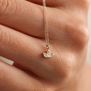 Minimalistische 14K Solid Gold Lotus Halskette, Zierliche Lotus Halskette, Natur inspiriert Geschenk, Diamant Lotus Blume Anhänger, Lotus Blüte Anhänger