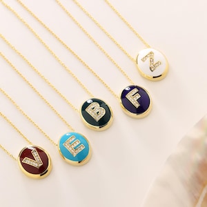 Collar con colgante inicial esmaltado • Collar con letras esmaltadas en oro macizo de 14 quilates • Regalos personalizados para el Día de la Madre • Delicadas joyas con el alfabeto