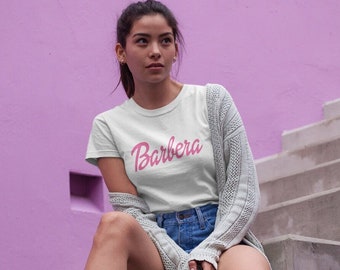 Barbera Barb T-shirt, roze wijnshirt, Italiaanse wijnliefhebber, sommeliercadeau, dameswijnshirt, rode wijnte, Lady Retro Doll, Wine Barbi Somm