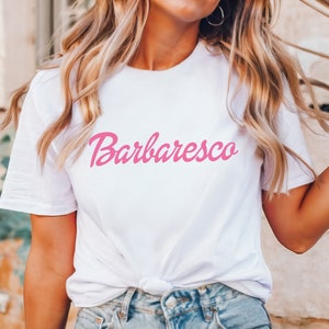 T-shirt Barbaresco, amateur de vin italien, cadeau sommelier, chemise vin pour femme, t-shirt vin rouge, dégustation de vin Barbi, poupée rétro rose, Lady Somm image 1