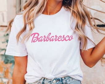 Barbaresco Barb T-shirt, Italiaanse wijnliefhebber, sommelier cadeau, dameswijnshirt, rode wijn tee, wijnproeverij Barbi, roze retro pop, Lady Somm