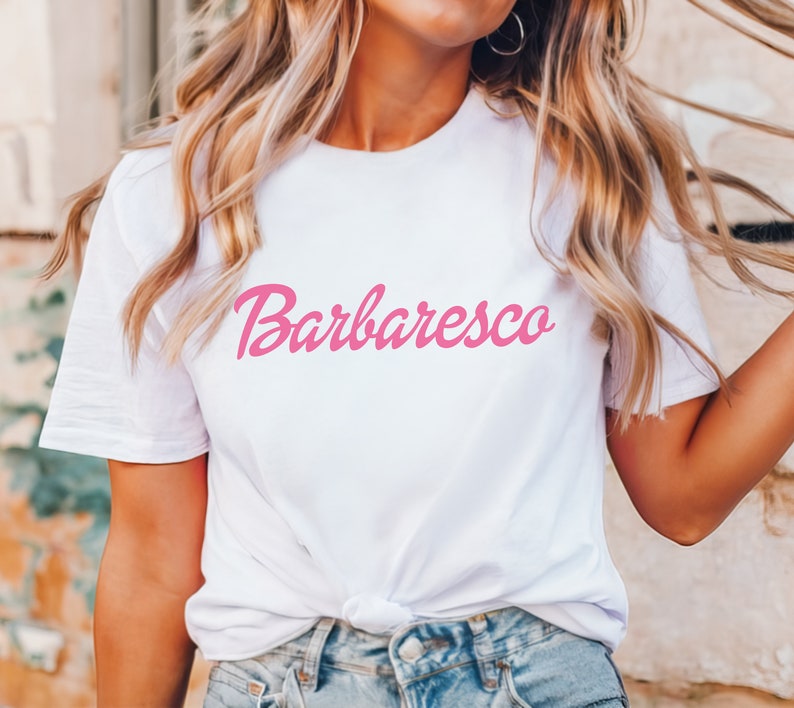 T-shirt Barbaresco, amateur de vin italien, cadeau sommelier, chemise vin pour femme, t-shirt vin rouge, dégustation de vin Barbi, poupée rétro rose, Lady Somm image 1