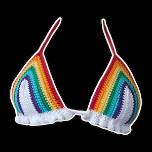 Puede incluir: Un top de bikini de crochet arcoíris con un ribete de crochet blanco. La parte superior está hecha con una variedad de colores, incluyendo rojo, naranja, amarillo, verde, azul, índigo y violeta.