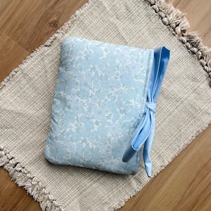 Blaue Blumen-Buchhülle, handgefertigte Kindle-Hülle, gepolsterte E-Reader-Abdeckung, Schleife Kindle-Hülle, Geschenk für Buchliebhaber, Bibelhülle