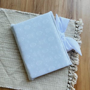 Blau gemusterte Buchhülle, handgefertigte Kindle-Hülle, gepolsterte E-Reader-Hülle, Schleife Kindle-Hülle, Geschenk für Buchliebhaber, Bibelhülle