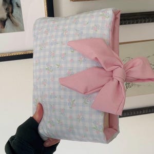 Blaue Gingham Blumen-Buch-Hülle, handgefertigte Kindle-Hülle, gepolsterte E-Reader-Abdeckung, Schleife Kindle-Hülle, Geschenk für Buchliebhaber, Bibelhülle