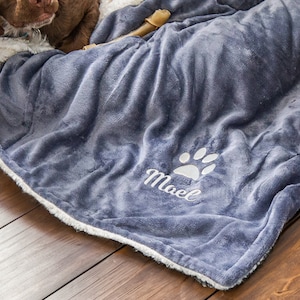 Personalisierte Haustier Name Decke für Hund, benutzerdefinierte Name Hundedecke, Dicke Fleece Haustier Decke, Pfotenabdruck Decke, bestickte Hunde Name Decke Bild 1