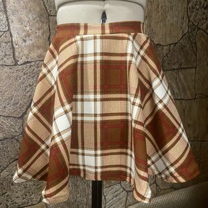Brown plaid top skirt in spanish