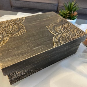 Holzkiste | braune Box | Rechteckige Box | Dose mit Blumenmuster | Box mit Motiv | Geschenkbox | Motive | Organizer | Bauchiges Design
