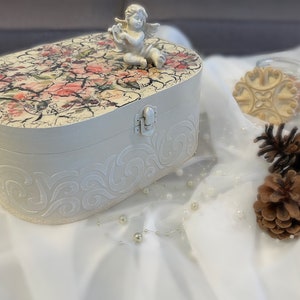 Drewniane pudełko z żywicą i figurką | decoupage | krem | prostokątne i okrągłe | pudełko na prezent | przechowywanie | wzór kwiatowy | wzór pęknięty