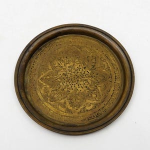 Podkładka pod butelkę wina z mosiądzu w stylu vintage - wystrój boho - antyczny grawerowany marokański, bliskowschodni, islamski, symetryczny wzór - wystrój domu, nowoczesny wystrój