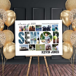 Puede incluir: Un p&oacute;ster blanco con un collage de fotos de un estudiante de &uacute;ltimo a&ntilde;o. El p&oacute;ster dice "Clase de 2023" y "Senior" con las letras hechas de fotos. El p&oacute;ster tambi&eacute;n dice "Middleton High School" y "Kevin Jones". El p&oacute;ster est&aacute; en un caballete frente a una pared negra con globos dorados.
