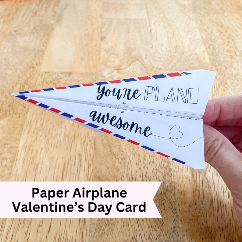 以下が含まれることがあります： 「You're plane awesome」というテキストが印刷された紙飛行機のバレンタインデーカードです。