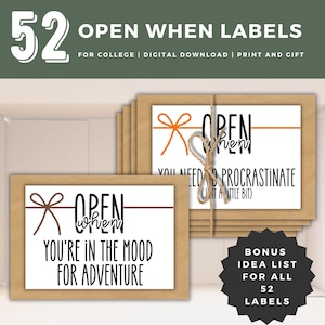 Op de afbeelding: Een verzameling van 52 "Open When" labels voor studenten, met een bruin en wit ontwerp. De labels zijn vastgebonden met touw en bevatten zinnen als "Je hebt zin in avontuur" en "Je moet uitstellen".