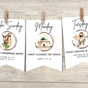 Op de afbeelding: Drie witte papieren banners met aquarel illustraties en tekst, vastgeklemd op een houten achtergrond. De banners luiden "Palm Sunday", "Monday" en "Tuesday". Elke banner toont een andere bijbelse scène en bijbelverwijzingen.