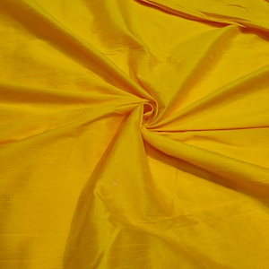 Tessuto Dupioni giallo: materiale per abiti e tende in finta seta Dupioni
