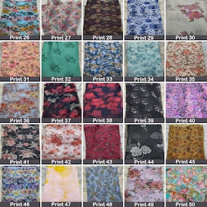 Op de afbeelding: Een verzameling stoffen met bloemenprints in verschillende kleuren, waaronder blauw, roze, groen en paars. Elke stof is gelabeld met een printnummer van 26 tot 50.
