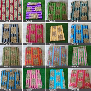 Può includere: Collezione di campioni di tessuto con motivi a tigre e a righe in vari colori. Le stampe includono rosso, viola, verde e blu, ciascuna etichettata con un numero di stampa. I disegni presentano facce di tigre e strisce verticali.