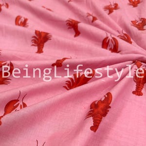 Puede incluir: Tela rosa con un patr&oacute;n repetido de langostas rojas. La tela est&aacute; ligeramente arrugada, con el texto "BeingLifestyle" visible en la esquina inferior izquierda.