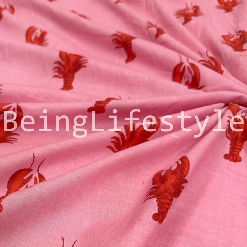Puede incluir: Tela rosa con un patr&oacute;n repetido de langostas rojas. La tela est&aacute; ligeramente arrugada, con el texto "BeingLifestyle" visible en la esquina inferior izquierda.