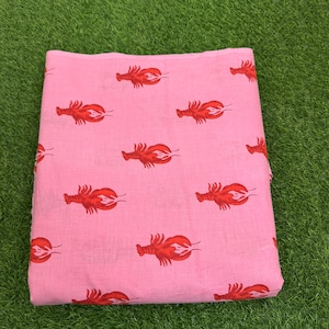 Katoenen stof met roze kreeftenprint: naai- en kleermakerij