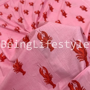 Puede incluir: Tela rosa con un patr&oacute;n repetido de langostas rojas. La tela est&aacute; doblada, revelando el patr&oacute;n y el texto "BeingLifestyle".