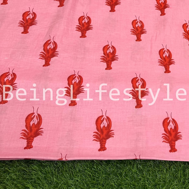 Puede incluir: Tela rosa con un patr&oacute;n repetido de langostas rojas. El texto blanco "Beinglifestyle" est&aacute; impreso en la tela. La tela es probablemente de algod&oacute;n o lino.