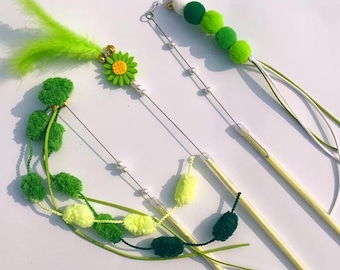 Juego de 3 juguetes para gatos: varita de plumas, girasol y oruga, 45 cm, verde, resistente, con bolas de lana y borlas.