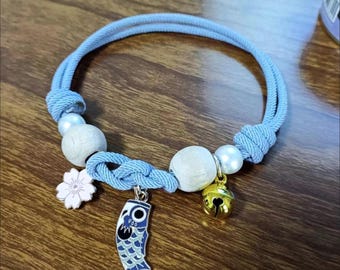 Collar Lucky Knot para mascotas con madera de alcanfor y cascabel – Collar antipulgas ajustable para perros y gatos – Azul, 22-38 cm