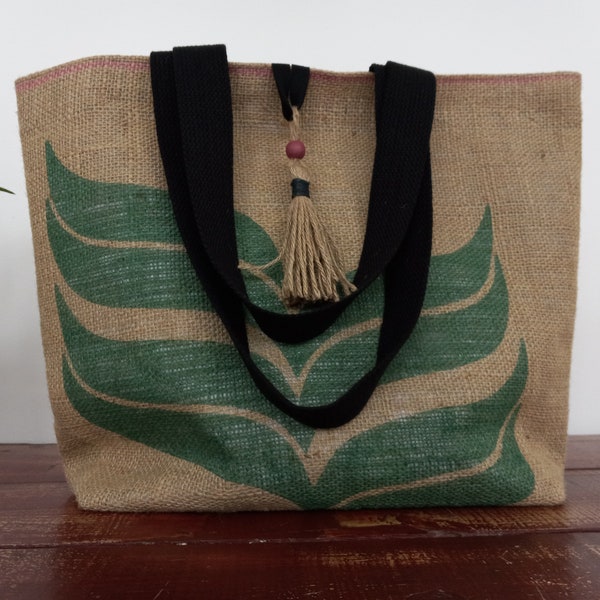 Cabas fait de sacs de café recyclés.  Tote bag/Sac fourre-tout.  Fait de toile de jute.  Entièrement fait à la main.