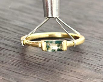 Anillo de plata de ley chapada en oro de 14k con ágata musgosa, anillo con gema de ágata musgosa natural talla baguette, delicado anillo de promesa con gema, joyería minimalista