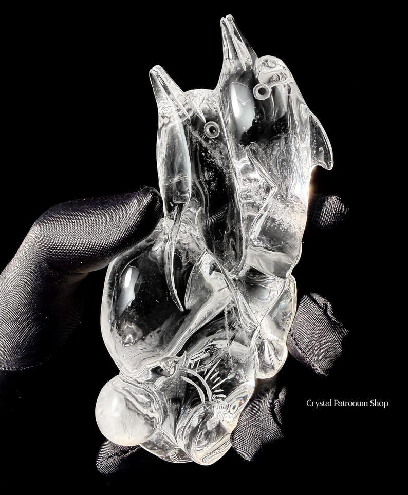 Escultura de golfinho em cristal transparente esculpido à mão sobre base de madeira natural - Arte em cristal, decoração para casa imagem 4