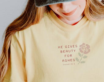 Camiseta cristiana holgada con estampado gráfico "Belleza por cenizas" Isaías 61:3. Camiseta con versículo bíblico floral de estilo occidental. Top corto para festivales con temática religiosa.
