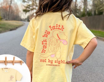Camiseta cristiana retro vaquera para niñas con versículo bíblico del oeste, camina por fe, no por vista, para niños