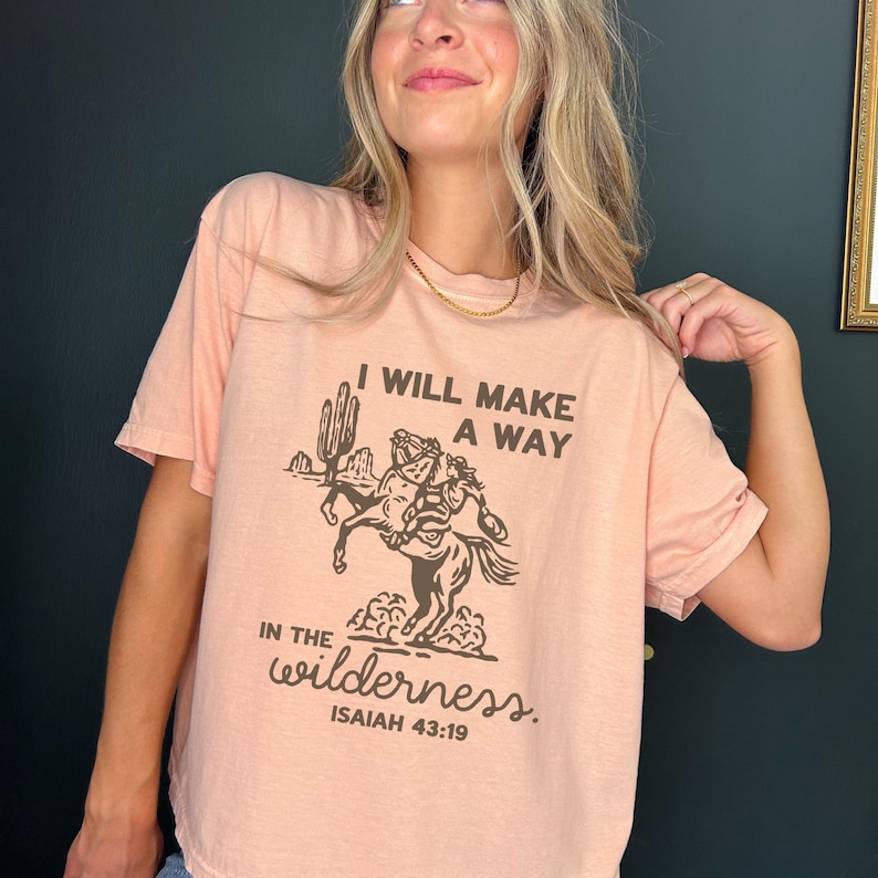 Christian Western Tee Isaiah Scripture Graphic Shirt Faith Based Apparel Perfect Gift For Believer Women Vintage Cowgirl Style Boxy Fit Relaxed Casual Wear Inspirational Religious Message Wilderness Bible Verse Design Soft Comfortable