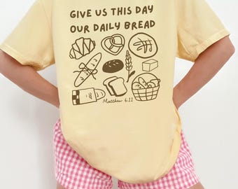 Camiseta cristiana de pan de masa madre con versículo bíblico de Daily Bread, Mateo 6:11. Camiseta Comfort Colors con estampado inspirado en la fe y estética de panadería.