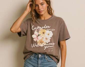 Camiseta Lucas 12:27 para mujer, camiseta con temática religiosa, regalo cristiano, camiseta con versículo bíblico para mujer, camiseta con estampado floral de las Escrituras, estampado de flores silvestres, colores cómodos, fe.